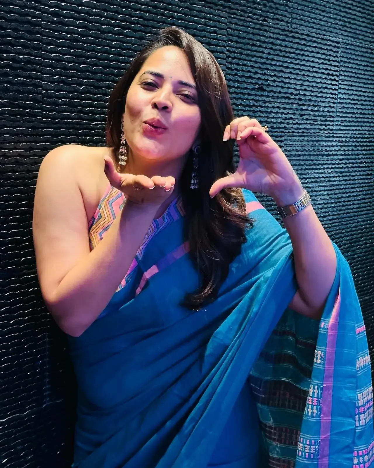 ANASUYA BHARADWAJ IMAGES IN SLEEVELESS BLUE SAREE 3